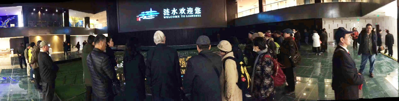 8 漣水規(guī)劃館人頭涌動(dòng)，外來客商來館參觀考察.jpg